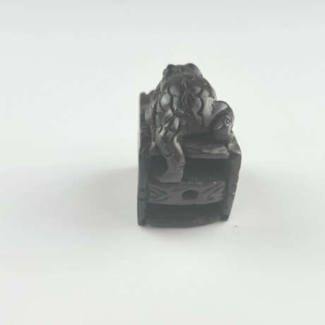 Katabori-Netsuke "Kröte auf Brunneneimer" - Japan, - photo 4