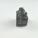 Katabori-Netsuke "Kröte auf Brunneneimer" - Japan, - photo 4