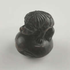 Katabori-Netsuke "Kappa auf Muschel" - Japan, 1.Hä