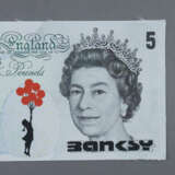 Banksy (*1974 Bristol, nach) - "Dismal 5 Pound Can - Foto 2