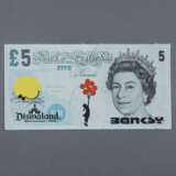 Banksy (*1974 Bristol, nach) - "Dismal 5 Pound Can - Foto 4