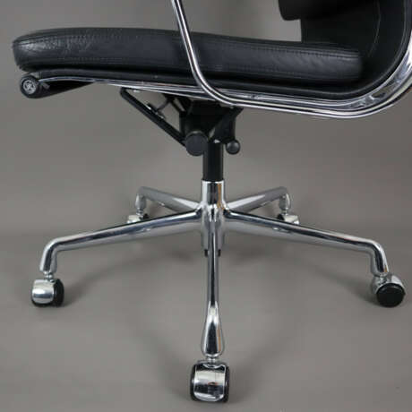 Bürodrehstuhl "Soft Pad Chair EA 219" - Entwurf: C - photo 6