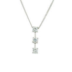 DIAMOND-PENDANT-NECKLACE