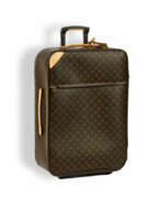 Louis Vuitton. PEGASE 70. TROLLEY CASE