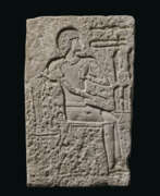 Égypte antique. AN EGYPTIAN LIMESTONE RELIEF FRAGMENT