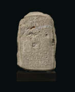 Égypte antique. AN EGYPTIAN LIMESTONE ROUND-TOPPED STELE