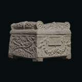 A ROMAN MARBLE CINERARY URN - фото 1