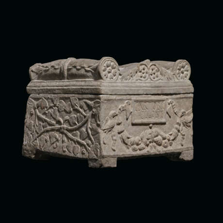 A ROMAN MARBLE CINERARY URN - фото 1