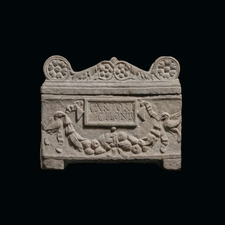 A ROMAN MARBLE CINERARY URN - фото 2