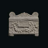 A ROMAN MARBLE CINERARY URN - фото 2