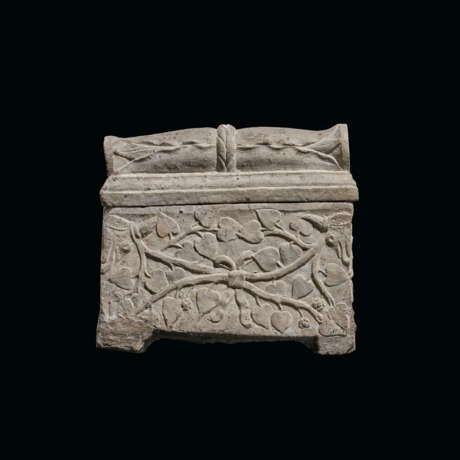 A ROMAN MARBLE CINERARY URN - фото 4