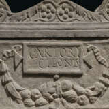 A ROMAN MARBLE CINERARY URN - фото 6