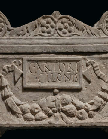 A ROMAN MARBLE CINERARY URN - фото 6