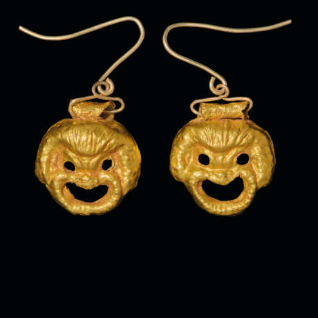 A PAIR OF GREEK GOLD THEATER MASK PENDANTS - фото 1