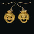 A PAIR OF GREEK GOLD THEATER MASK PENDANTS - Jetzt bei der Auktion