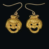 A PAIR OF GREEK GOLD THEATER MASK PENDANTS - фото 1