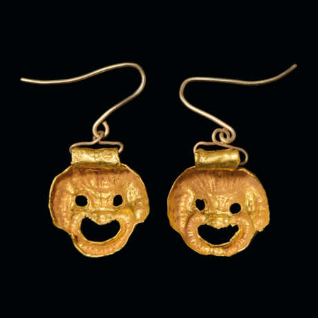 A PAIR OF GREEK GOLD THEATER MASK PENDANTS - фото 2