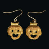 A PAIR OF GREEK GOLD THEATER MASK PENDANTS - фото 2