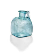 Karaffen, Dekanter, Krüge, Kannen (Haushaltswaren, Geschirr und Serveware, Trinkgeschirr). A ROMAN BLUE GLASS BOTTLE