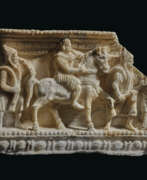 Etruskische Zivilisation. AN ETRUSCAN FRAGMENTARY ALABASTER CINERARY URN