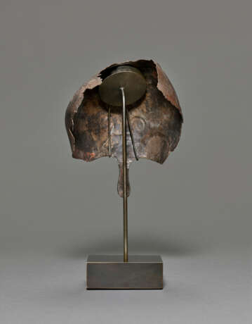 A GREEK BRONZE CORINTHIAN HELMET FRAGMENT - Foto 4