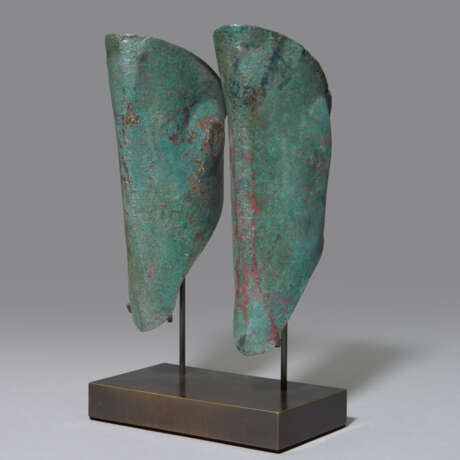 A PAIR OF ITALIC BRONZE GREAVES - Foto 2