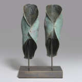 A PAIR OF ITALIC BRONZE GREAVES - Foto 6