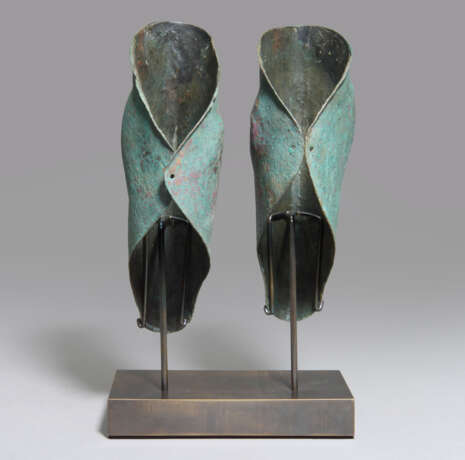 A PAIR OF ITALIC BRONZE GREAVES - Foto 6