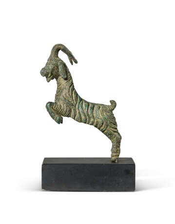 A ROMAN BRONZE GOAT - Foto 1