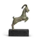 A ROMAN BRONZE GOAT - Foto 4