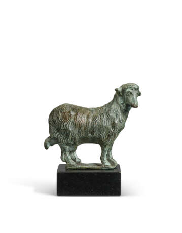 A ROMAN BRONZE SHEEP - фото 1