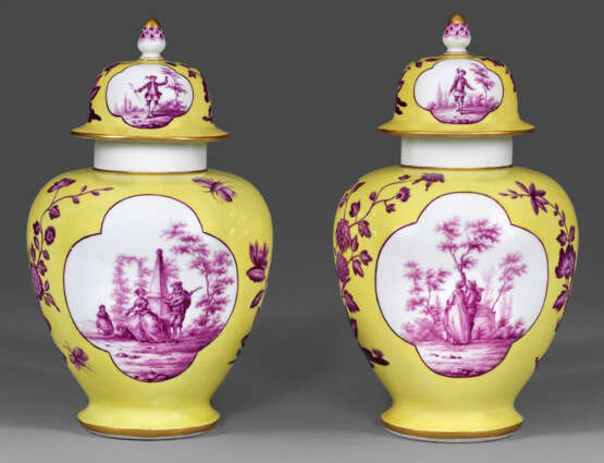 Paar Augustus Rex-Vasen mit Purpur-Camaieumalerei - Foto 1