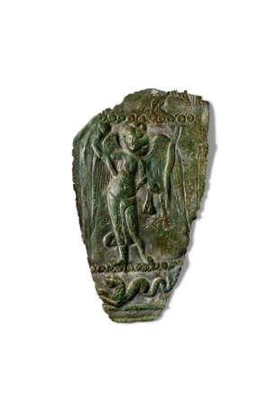 A ROMAN REPOUSSÉ BRONZE BREASTPLATE FRAGMENT - Foto 1