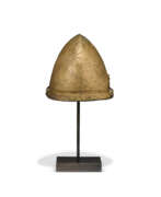 Этрусская цивилизация. AN ETRUSCAN BRONZE HELMET OF NEGAU TYPE