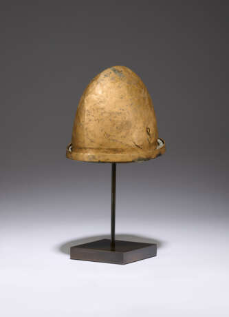 AN ETRUSCAN BRONZE HELMET OF NEGAU TYPE - фото 2