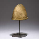 AN ETRUSCAN BRONZE HELMET OF NEGAU TYPE - фото 2