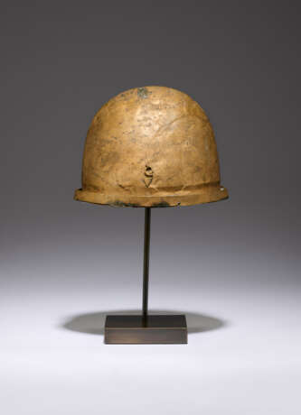 AN ETRUSCAN BRONZE HELMET OF NEGAU TYPE - фото 3