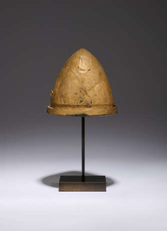 AN ETRUSCAN BRONZE HELMET OF NEGAU TYPE - фото 4