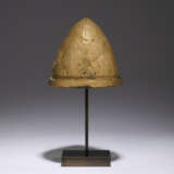 AN ETRUSCAN BRONZE HELMET OF NEGAU TYPE - фото 4