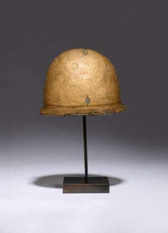 AN ETRUSCAN BRONZE HELMET OF NEGAU TYPE - фото 5