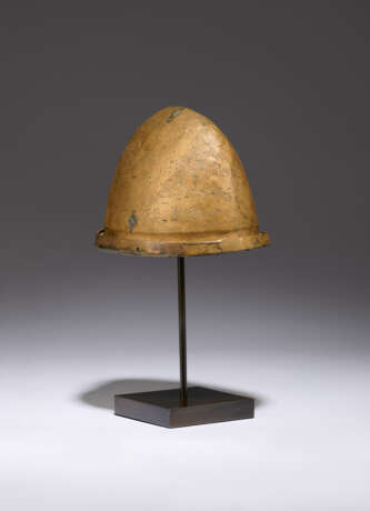 AN ETRUSCAN BRONZE HELMET OF NEGAU TYPE - фото 6