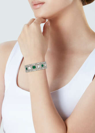 DREICER & CO. ART DECO EMERALD AND DIAMOND BRACELET - photo 2