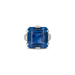 SAPPHIRE AND DIAMOND RING