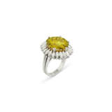 TREATED COLOURED DIAMOND AND DIAMOND RING - фото 3