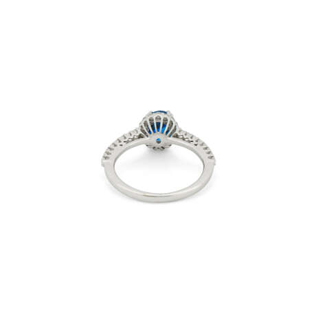 NO RESERVE | SAPPHIRE AND DIAMOND RING - photo 4