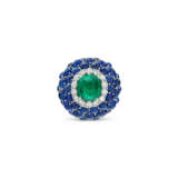 NO RESERVE | EMERALD, SAPPHIRE AND DIAMOND RING - фото 1