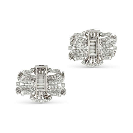 BULGARI PAIR OF MID-20TH CENTURY DIAMOND CLIP-BROOCHES - photo 3