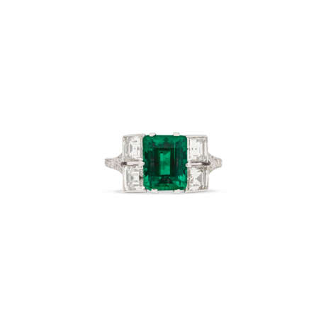 EMERALD AND DIAMOND RING - photo 1