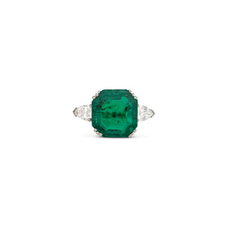 EMERALD AND DIAMOND RING - photo 1