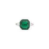 EMERALD AND DIAMOND RING - photo 1